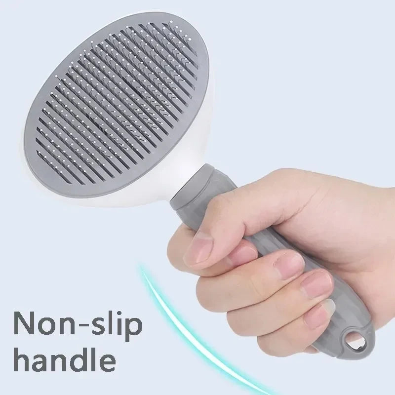 La brosse Pattoune en main, poignée antidérapante