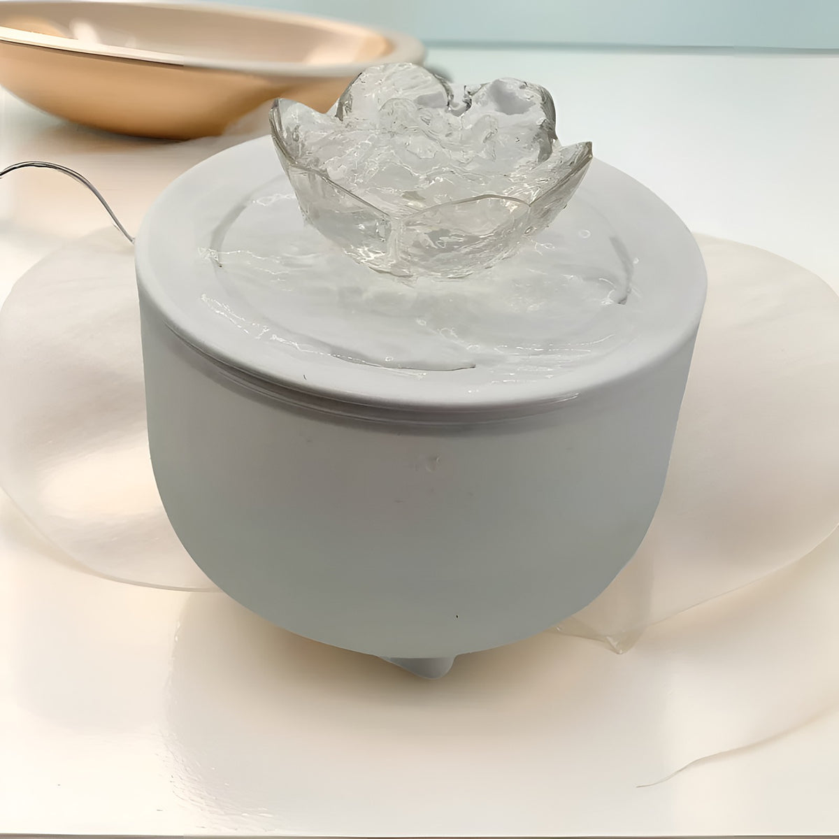 Fontaine à eau blanche avec coupe lotus transparente