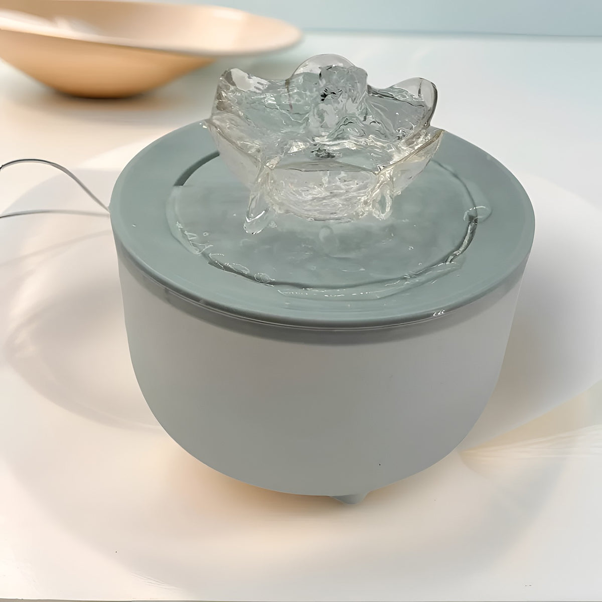 Fontaine à eau verte avec coupe lotus transparente