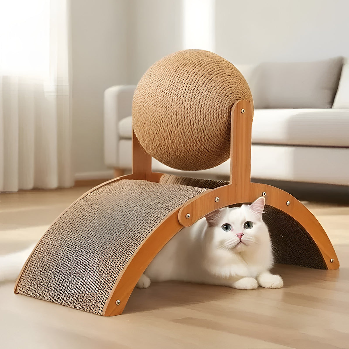 Chat couché sous l’arche du griffoir