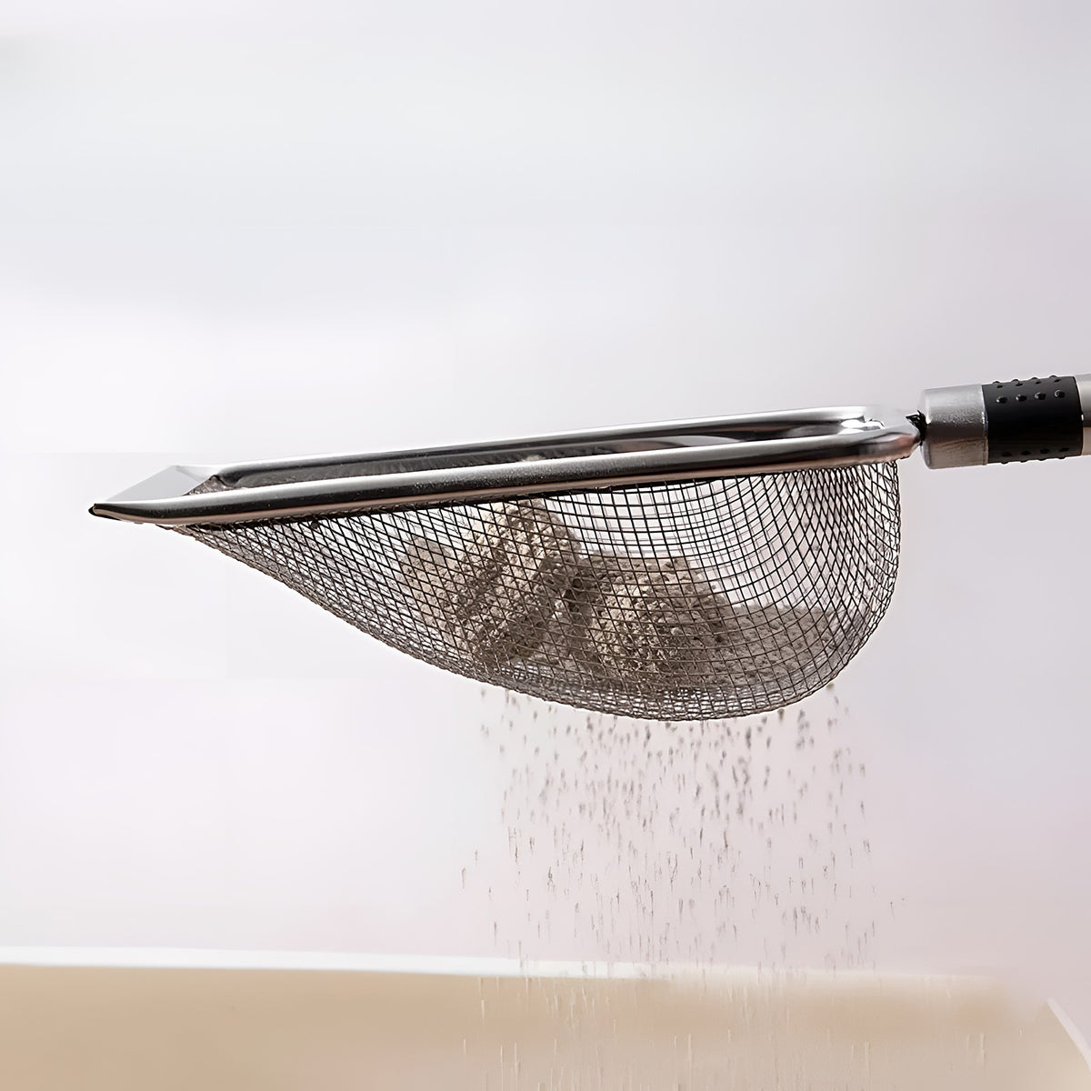 Pelle à litière en inox qui tamise : la litière propre retombe