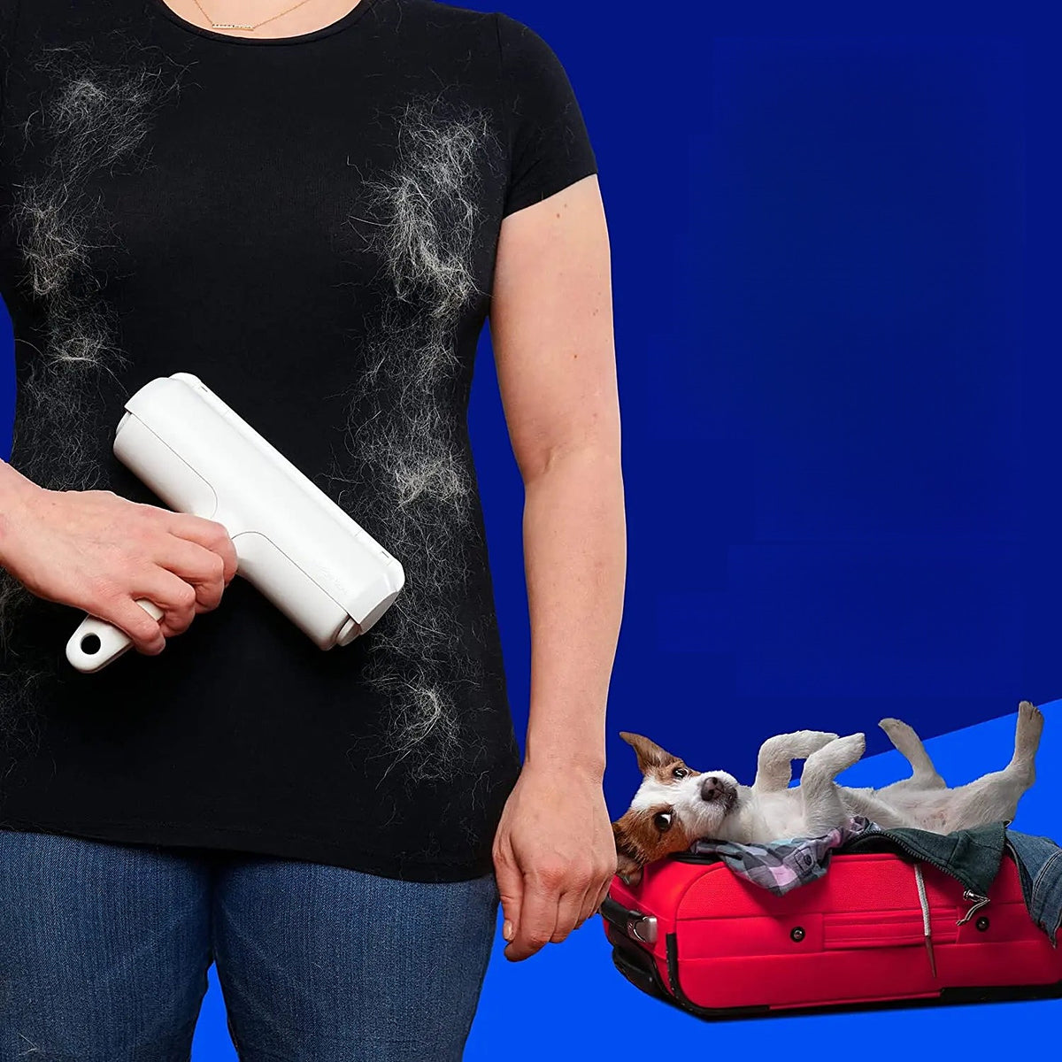 Rouleau ramasse-poils passé sur un tee-shirt noir couvert de poils