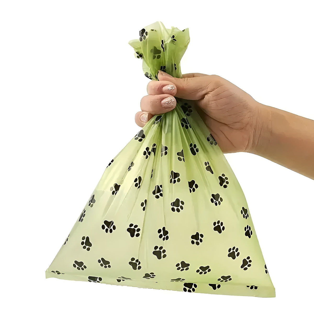 Main qui tient un sac à crottes vert noué