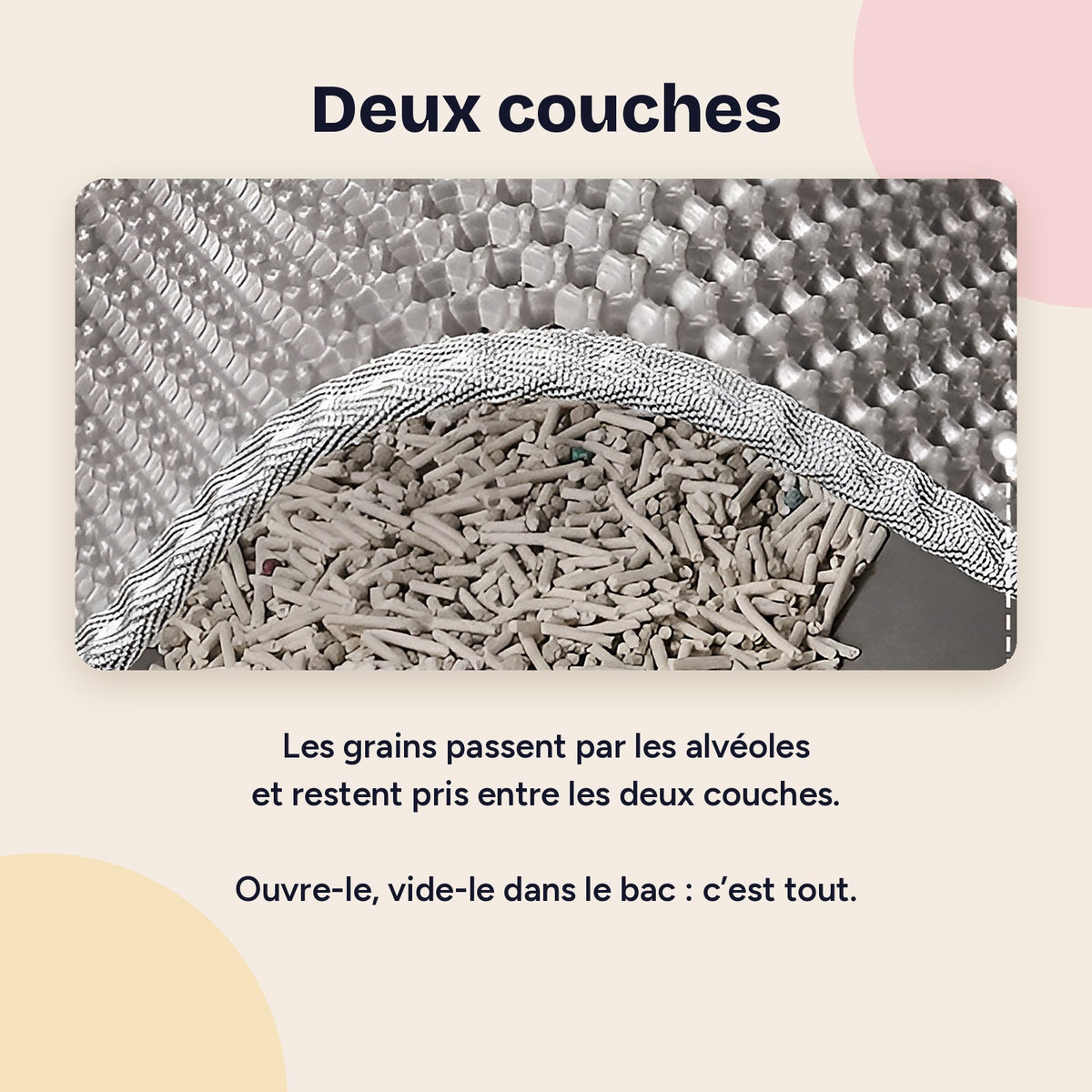 Grains de litière retenus entre les deux couches du tapis